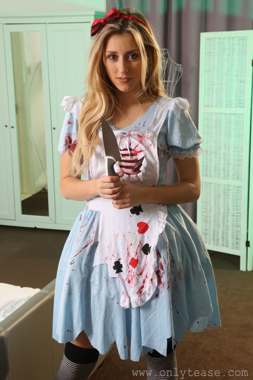 Jolie Blonde Frankie B Enlève Son Costume D'Halloween Et Pose Les Seins Nus