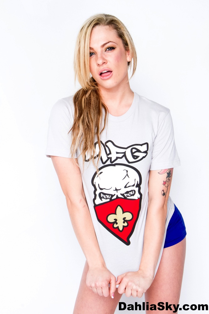 Sexy Blonde Dahlia Sky Models T-Shirt And Booty Shorts
