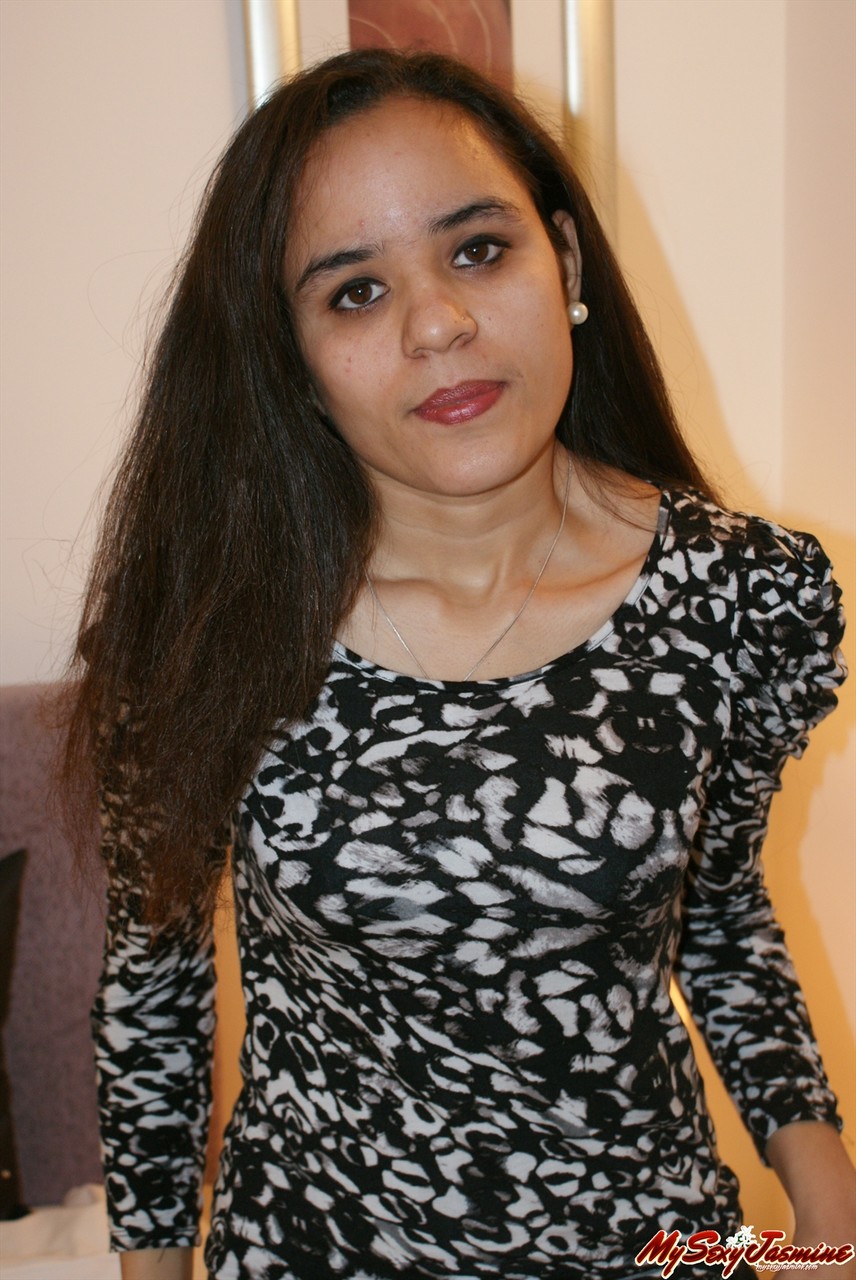 Индийская Девушка Обнажает Маленькую Грудь, Снимая Одежду До Чёрного Белья