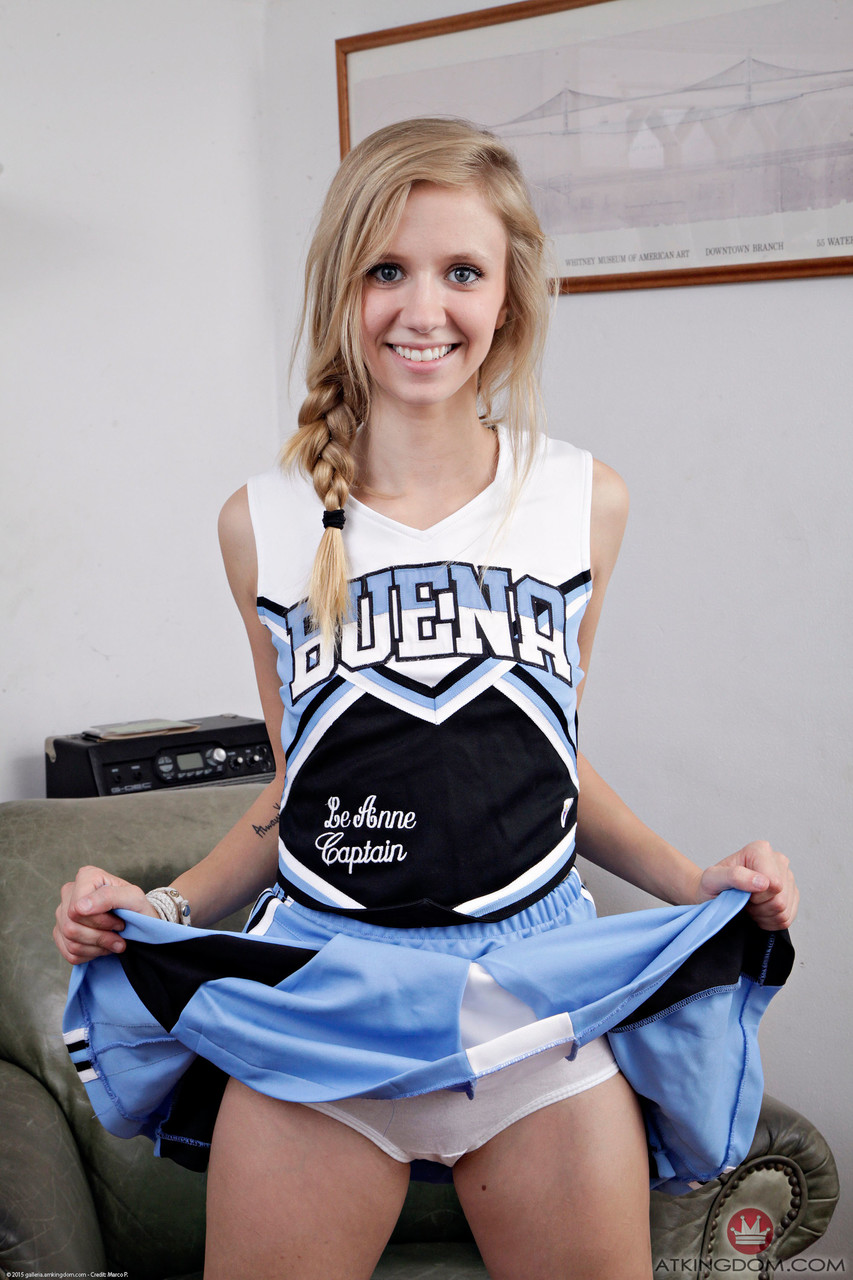 Linda Porrista Rachel James Se Quita El Uniforme Y Abre Su Concha Pelada