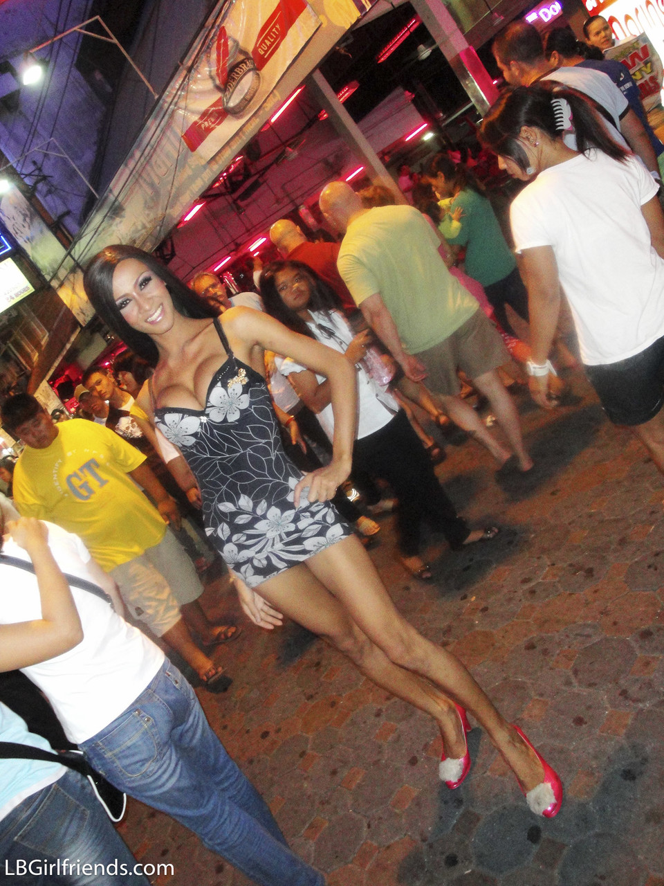 Descarada Amateur Tina Se Inclina Hacia Atrás Sin Parte Superior Para Mostrar La Sorpresa Shemale En La Cocina