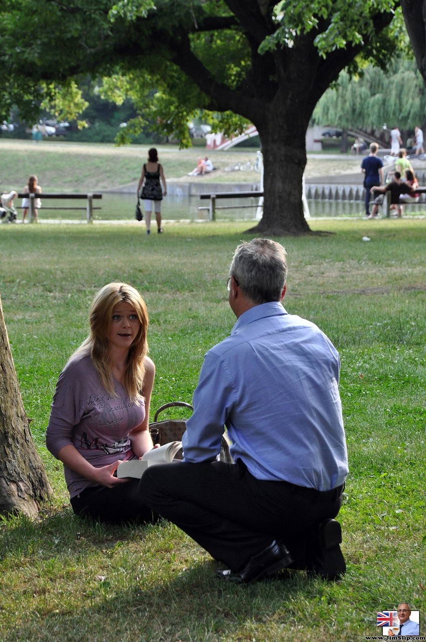 Natasha Bril Romena Gostosa Com Peitos Grandes Se Masturba E Monta Um Pau Velho