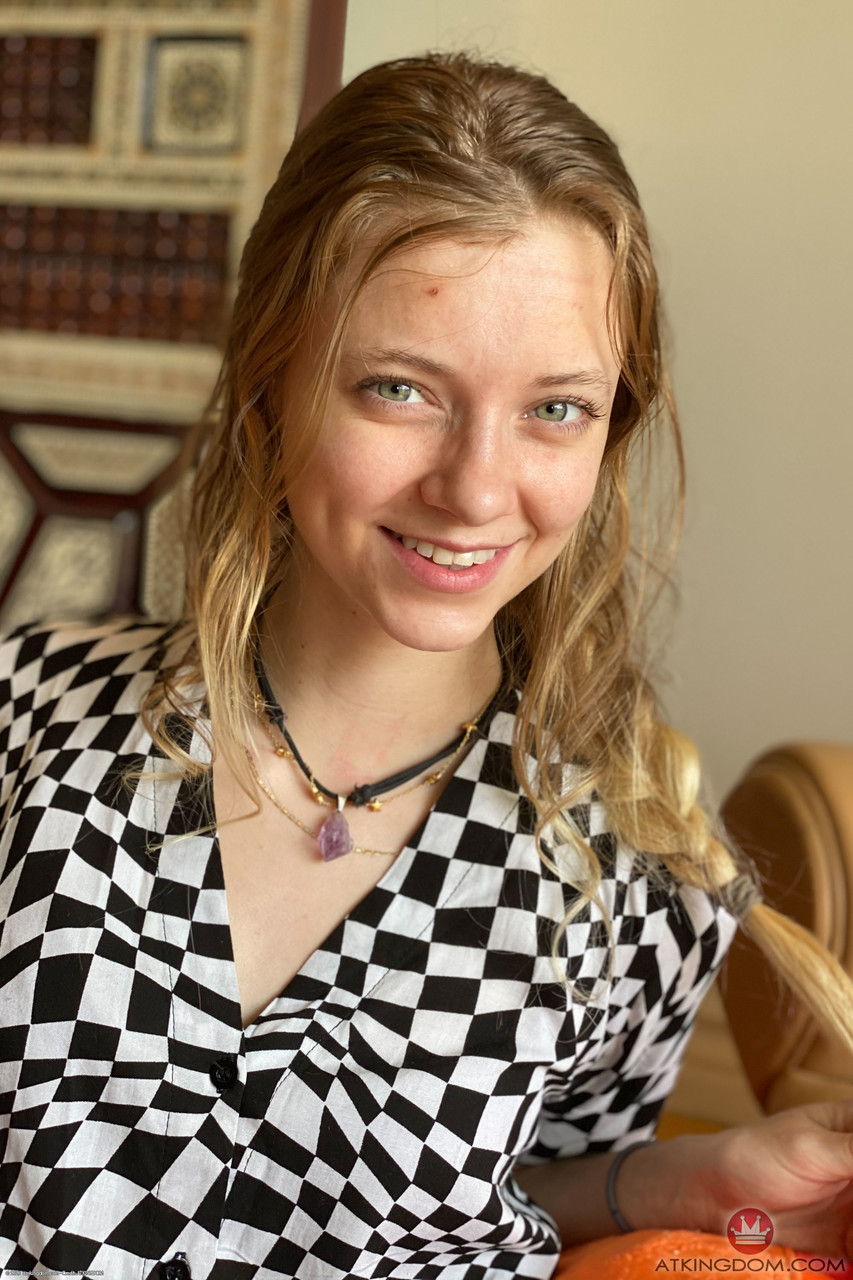 Pretty Amateur Teen Riley Star Shows Delicious Feet, Hairy Pussy And Big Ass