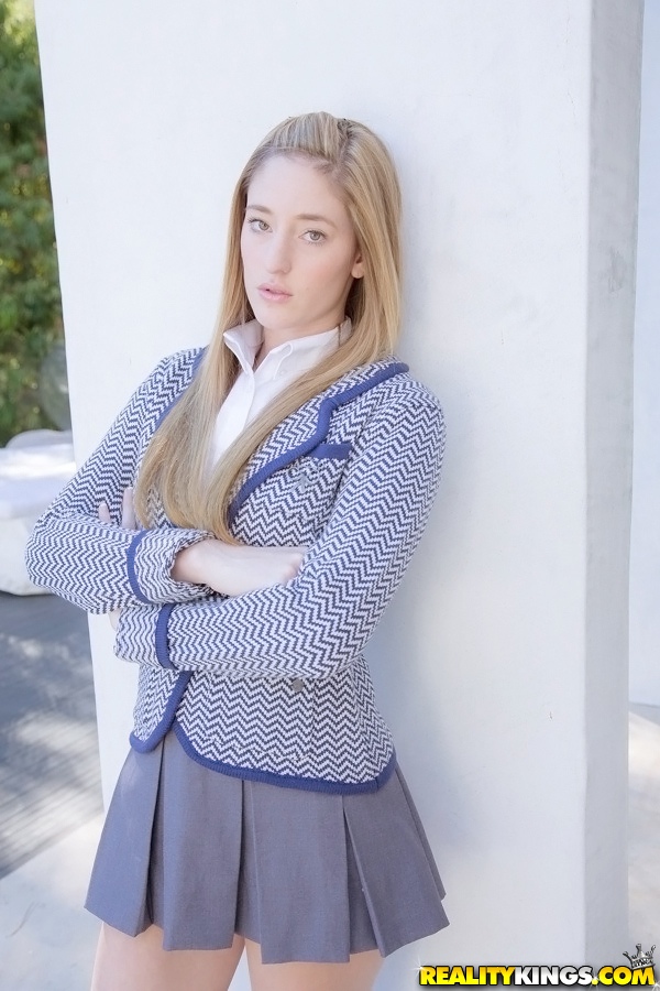 Школьница Касана Лей Показывает Опухшие Губы Из Белых Хлопковых Трусиков