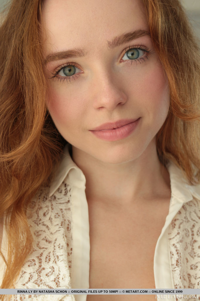 Rousse Naturelle Rinna Ly Se Déshabille En Montrant Son Corps De Jeune Fille