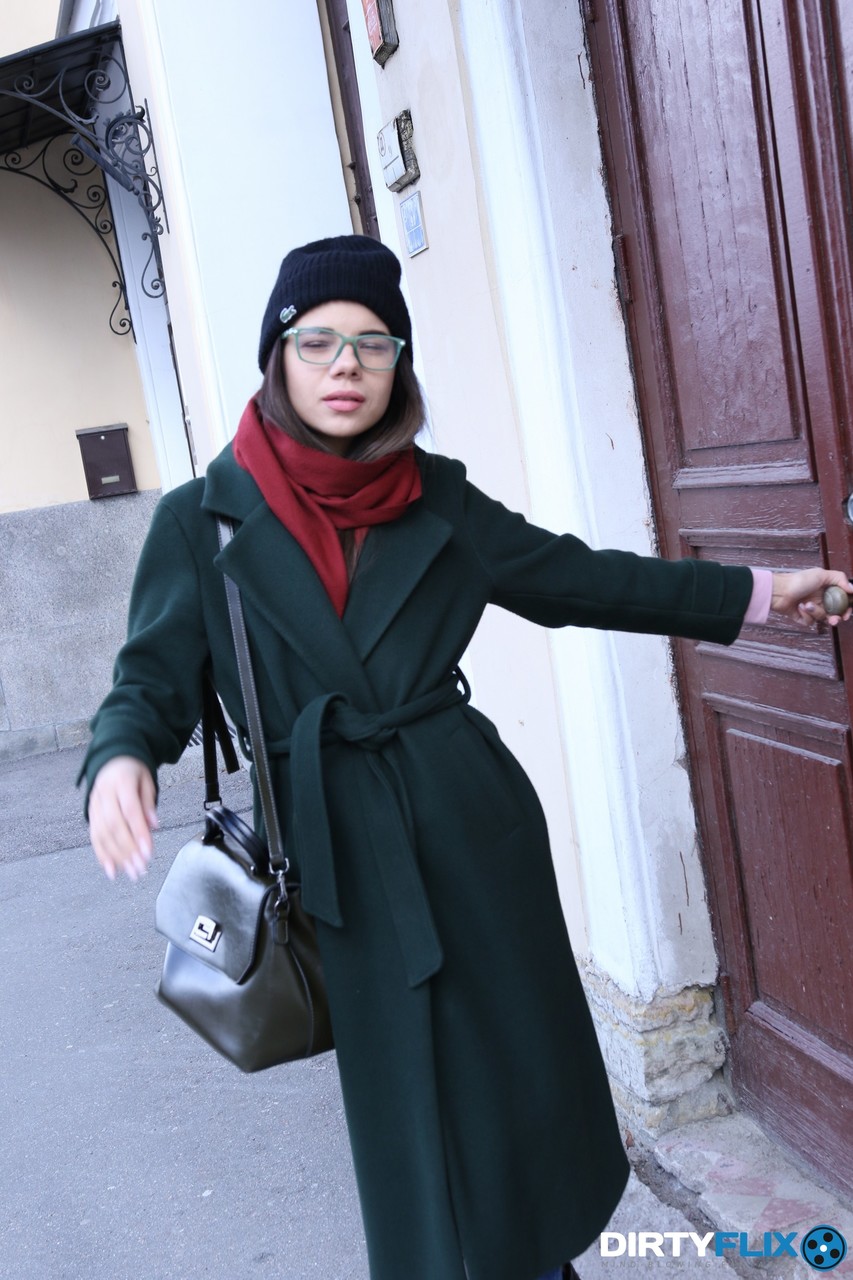 الصديقة الروسية النرجسية إميلي ويلسون تهيمن عليها وتنيك وتقذف على وجهها