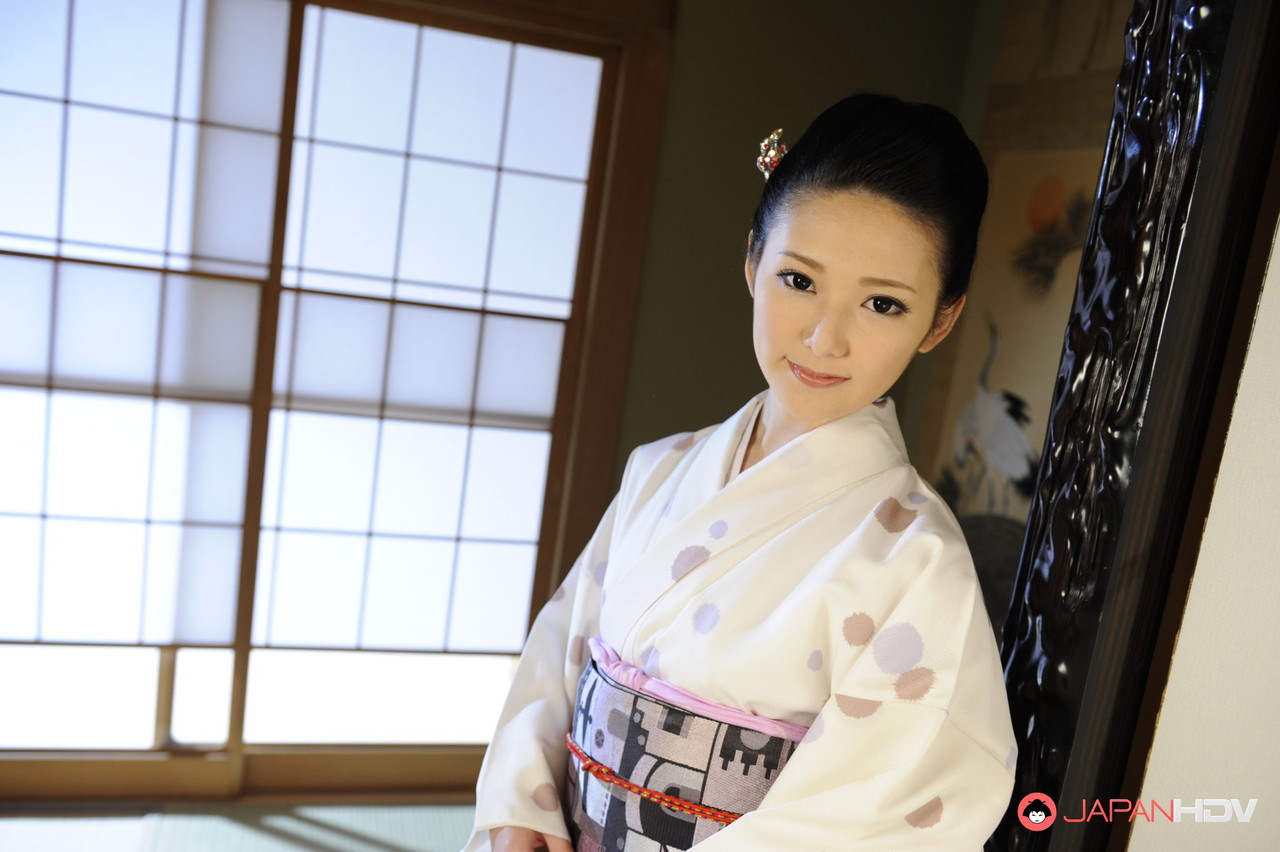 可爱的日本女孩渡边优衣给黑人男子口交