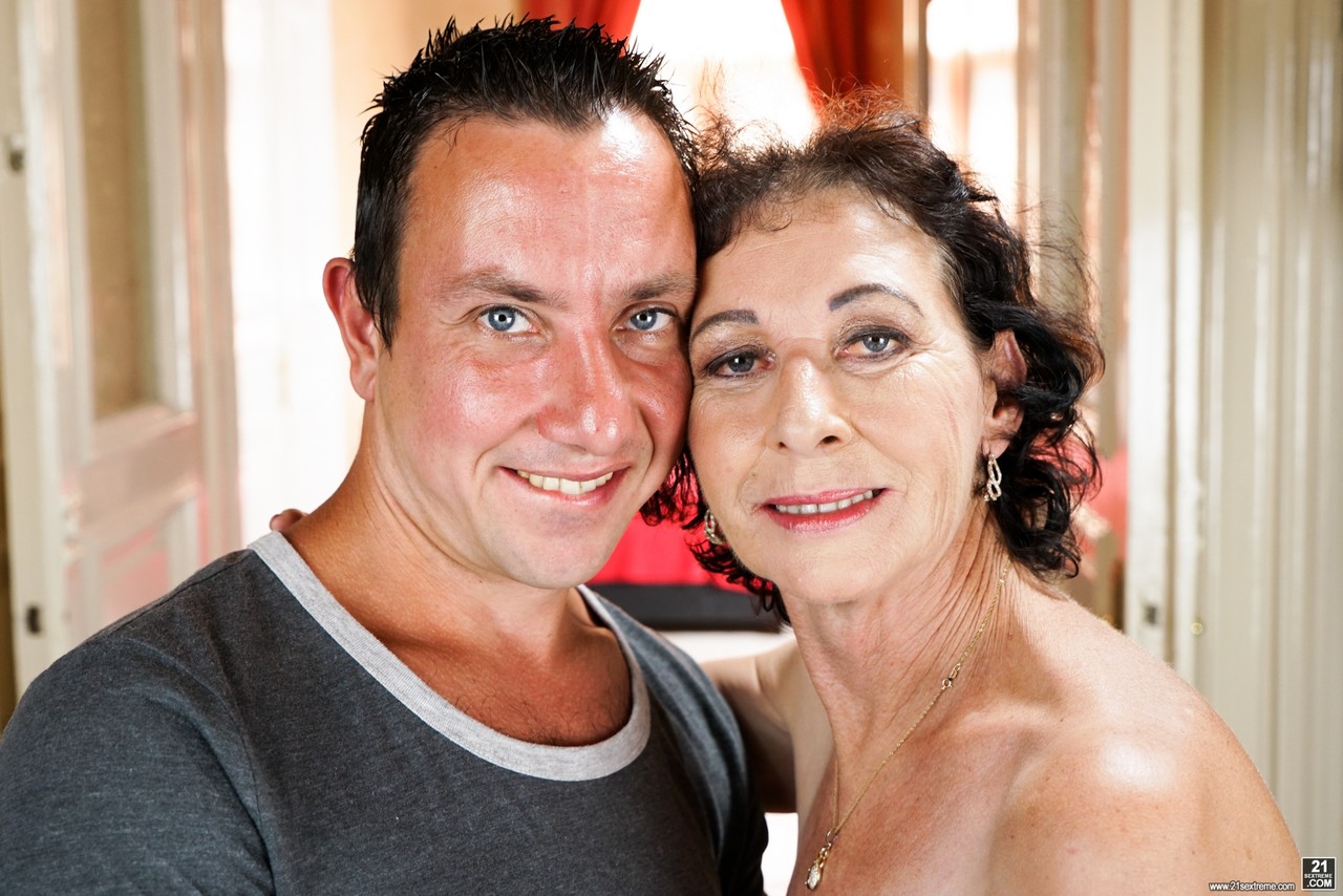 صور الجدة الشهية بيكسي تتعرى لتركب مثل الفارسة وتمص قضيبا أصغر لتحصل على مني في وجهها