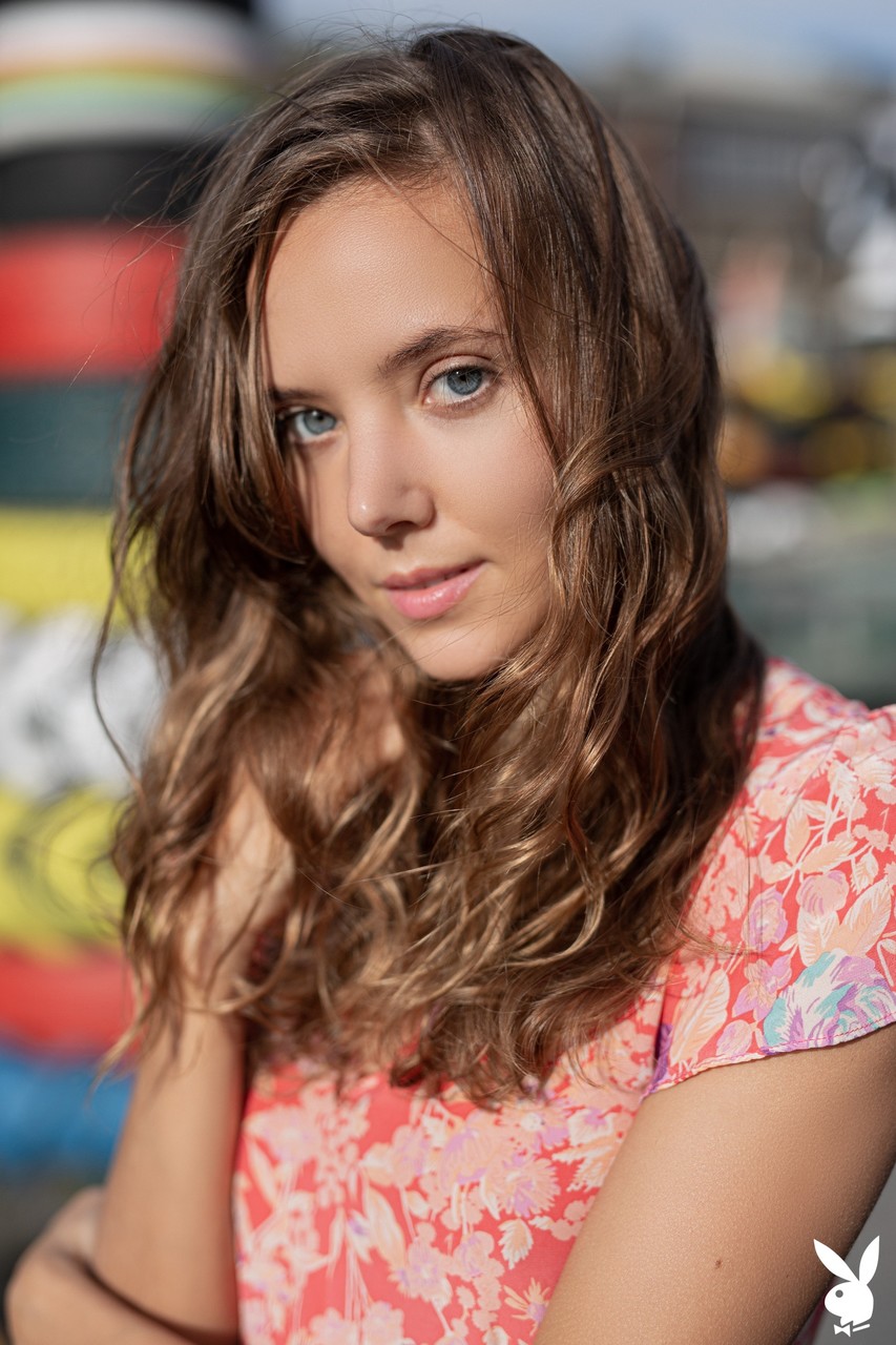 Katya Clover Montre Ses Doux Seins Dans Un Sexy Striptease En Extérieur