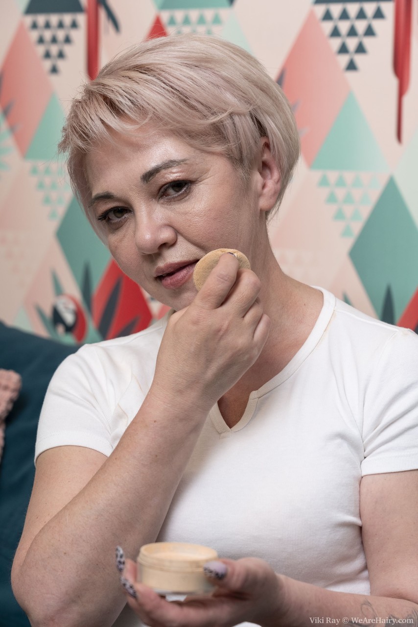 الجمال الناضج فيكي راي تتعري وتلعب بشعر كسها الطويل