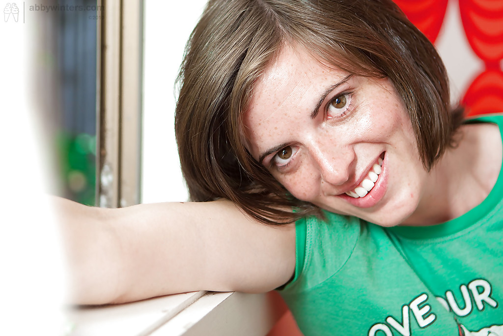 レオナが初めて全ての自然な乳房と毛深い膣を披露する