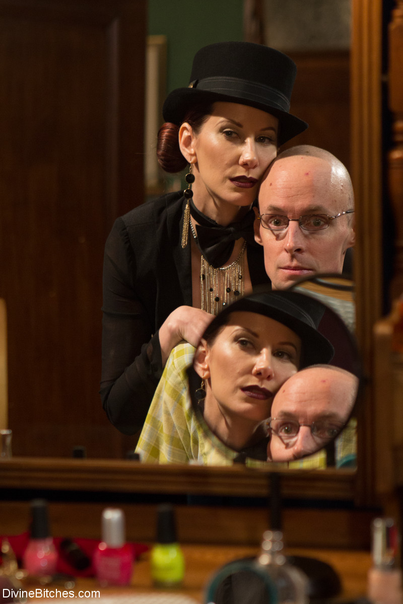 A Mestra Dominante Madeline Marlowe Tira A Roupa Do Sissy E Provoca O Pau