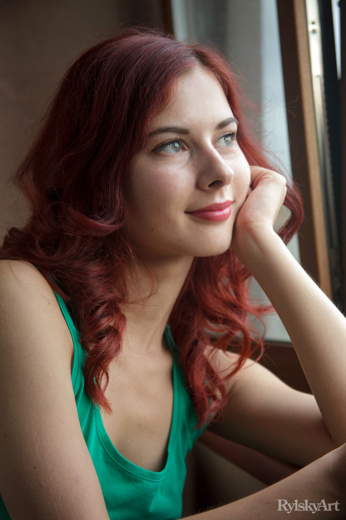 Красивые Рыжие Жемчужина Ами Снимают Зеленое Платье Чтобы Показать Тело Молодой Девушки