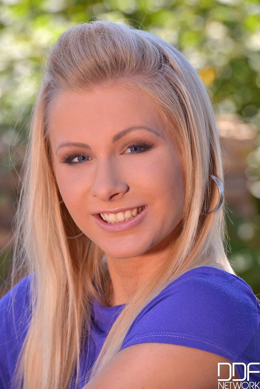 Ванесса Стейлон Выполняет В Порно-Галерее 1 By Day