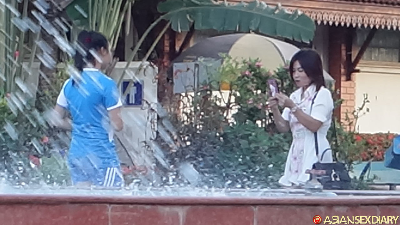 La Hermosa Asiática Louise Exhibe Su Gran Culo Y Se Toma Un Pene Hondo En Su Coño Peludo