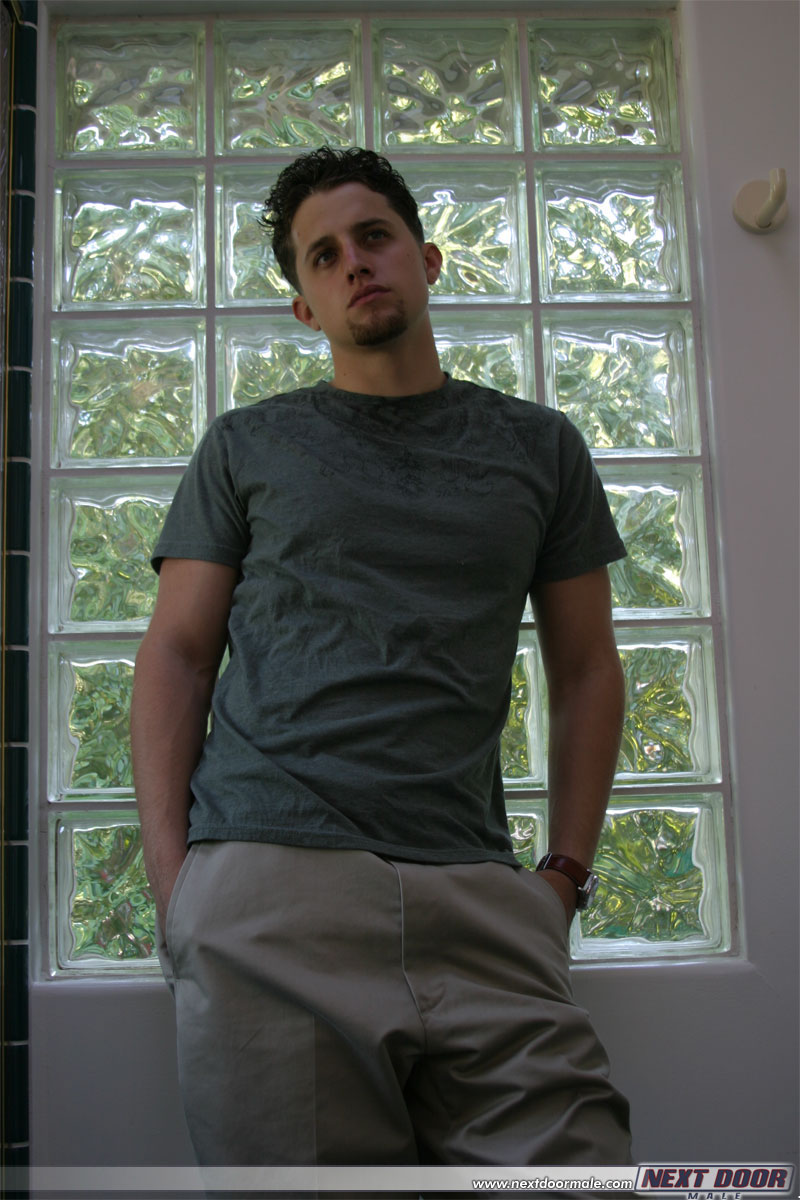 イケメンな学生レイゴールドが外で服を脱いで美味しそうなペニスをなでる