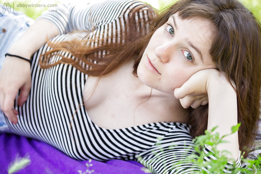 若いアマチュアのAlexaが毛深いマンコを完全にヌードでポージング