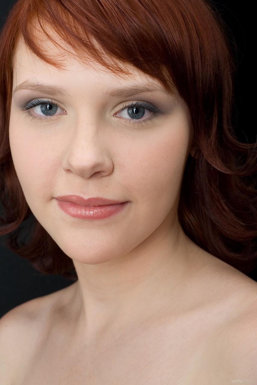 Nua Beleza XXX Anelie A Em Exibição Erótica