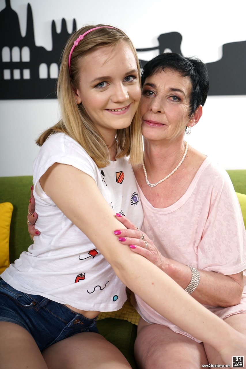 Lesbiana Adolescente Y Abuela En Caliente Acción Uno A Uno