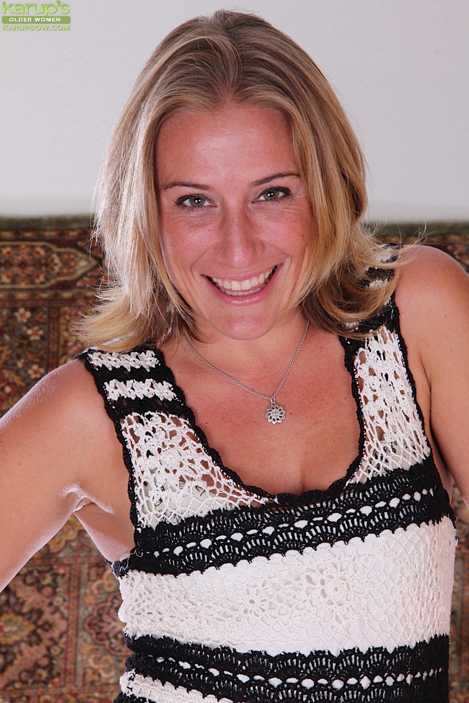 Himmelkniebeugen Auf Absätzen Nach Langsamem Striptease Bei Der Landung