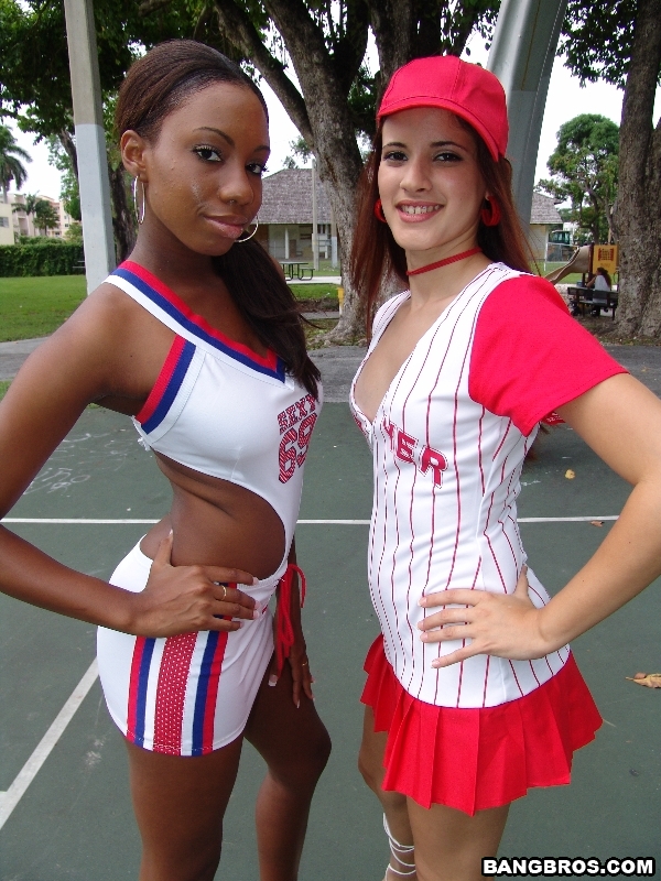 セクシーなエボニー・マリアと熱いヴィッキーがチンポを共有