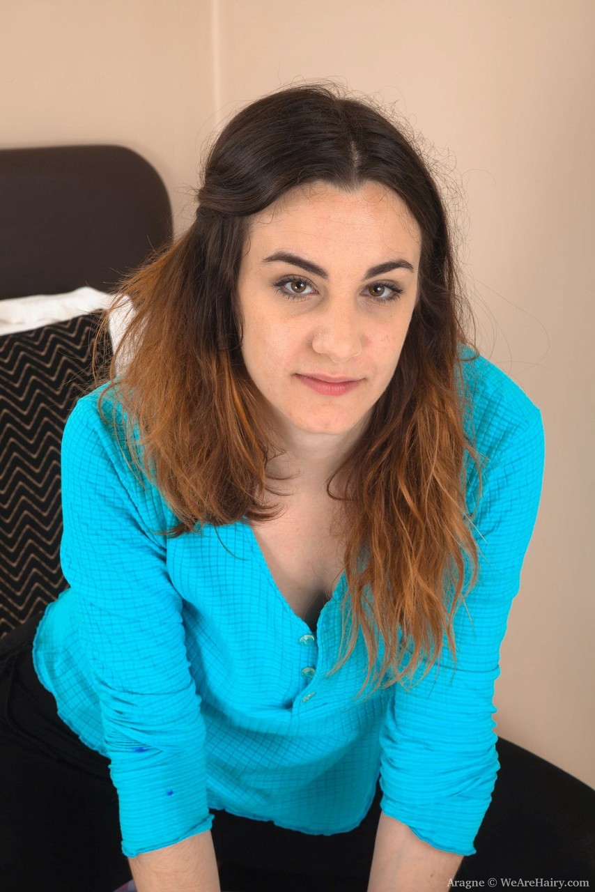 白人女性アラーニュが誇らしげに毛深いマンコとお尻を見せる