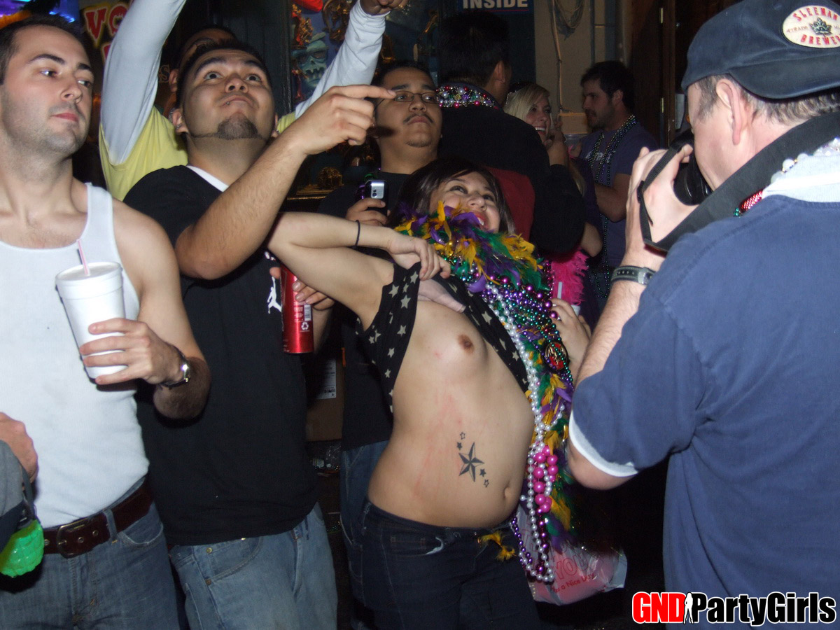 业余女孩在狂野春假派对上露胸