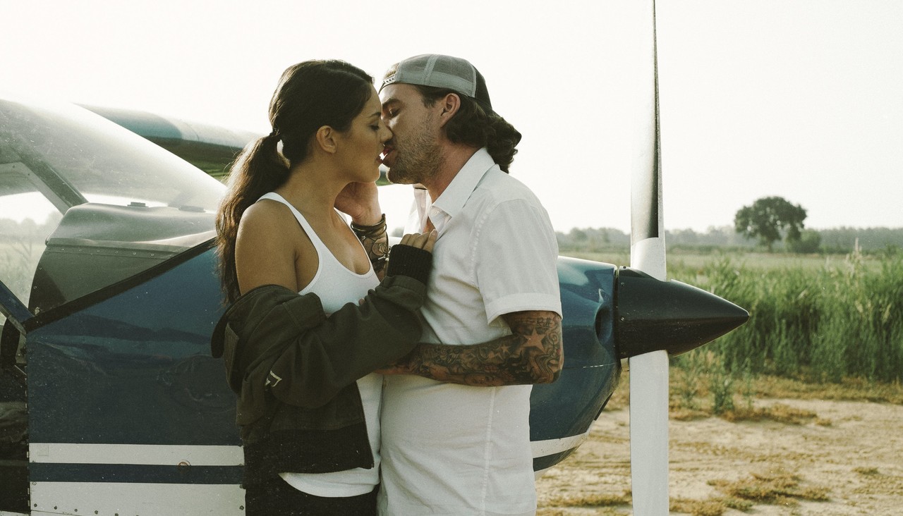 كارولينا أبريل، جميلة أوروبية جنسية، يتم نيك فرجها من قبل طيار على متن الطائرة