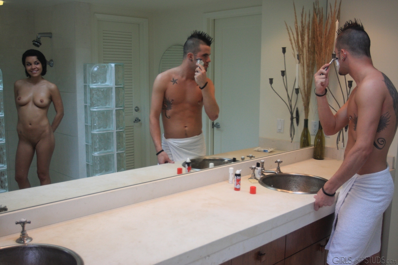 Голая И Возбуждённая Руби Соблазняет Сексуального Кобеля Для Глубокого Минета И Траха На Полу Ванной