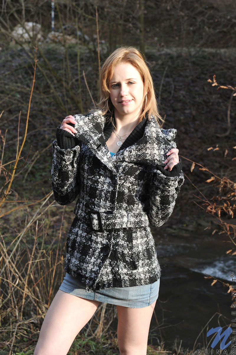 Едва Юридически Адолесцентка Снимает Трусы Чтобы Мастурбировать Против Зрелого Дерева