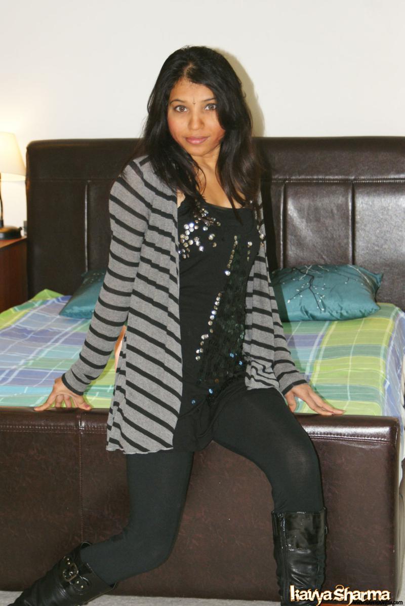 السيدة الهندية كافيا شارما تخلع ملابسها وتستمني مع لعبة