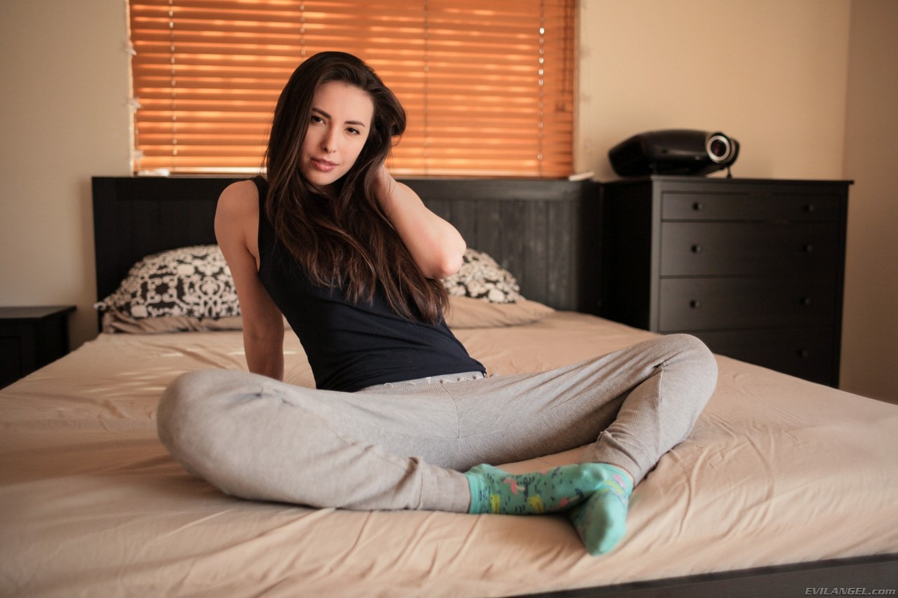 逞しいブルネットケイシー・カルバートが彼女の締まった肛門に指を入れる