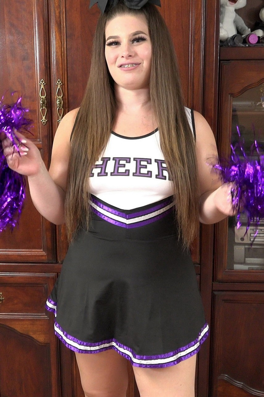 Lexxxi Nicole Scarlet: Die Dicke Cheerleaderin Bläst Vor Dem Leidenschaftlichen Pov Fick