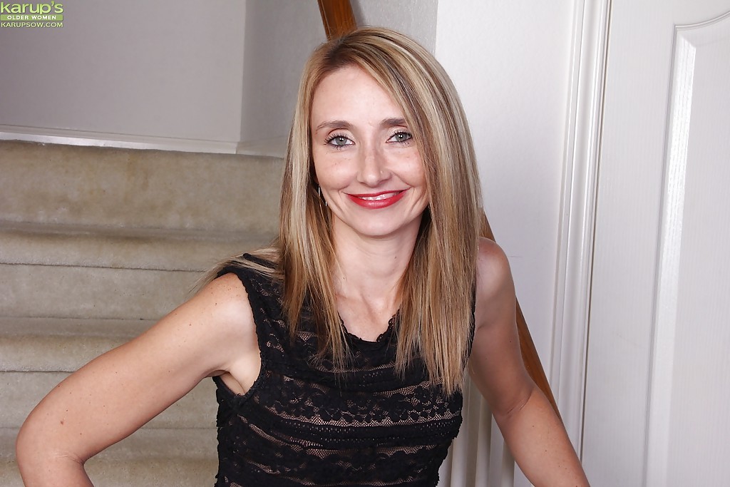 金发瘦美女海蒂·范·穆尔裸体直播