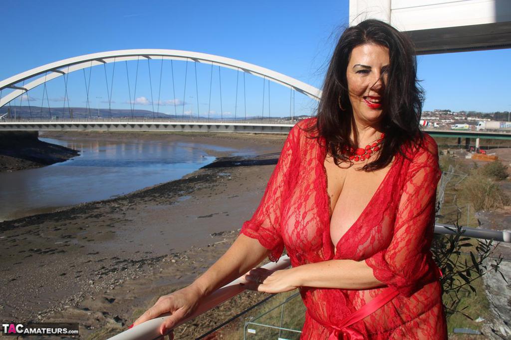 السمراء الممتلئة ذات الثديين الضخمين لولو لاش تتباهى بثدييها الضخمين في ملابس داخلية حمراء