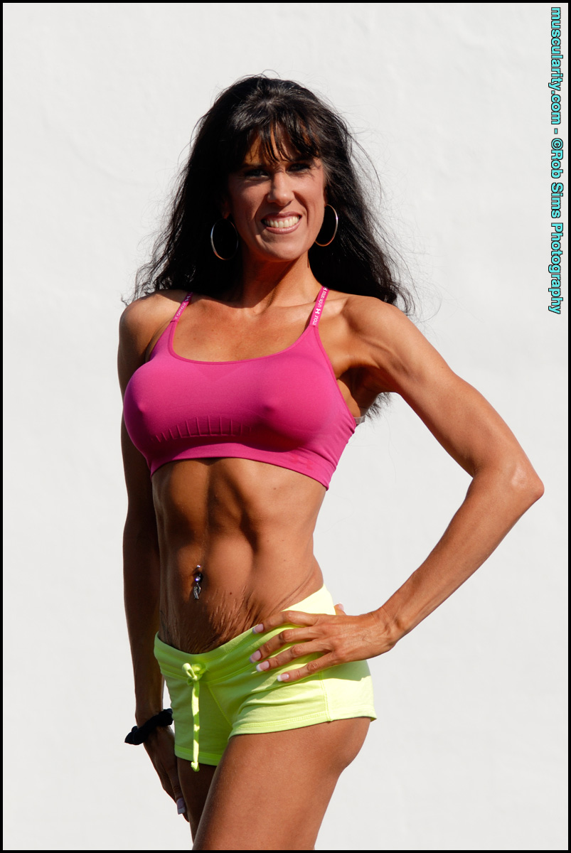 Teasing Bodybuilder Katie Carter Strips Off Bikini Top