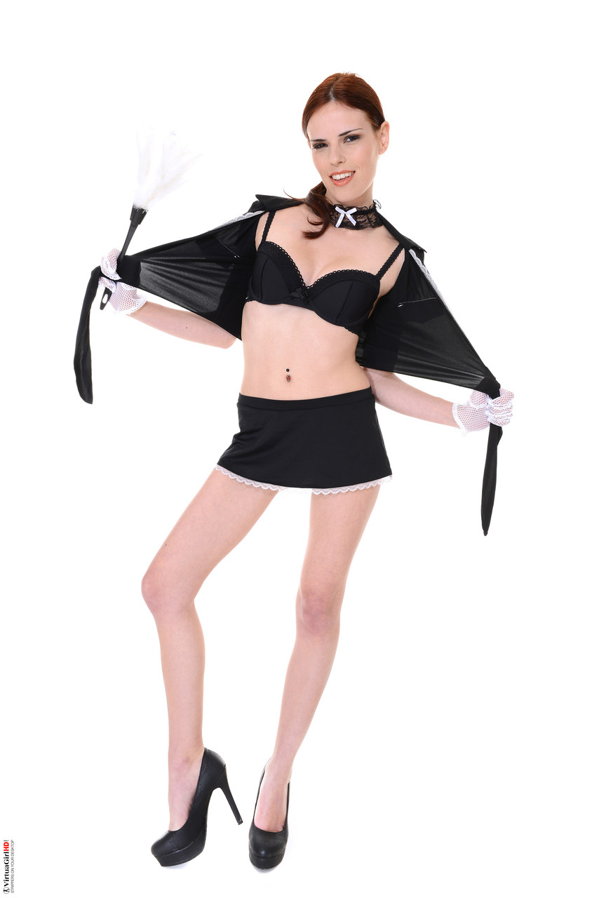 赤毛のスザンナ・メロがハイヒールを脱いだ後に指で自分を弄ぶ