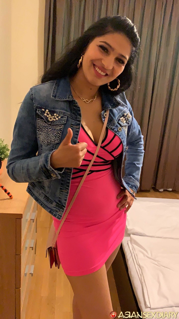 可愛いアジア美女エイヴァがカーブを披露し見知らぬ人に主観映像で犯される