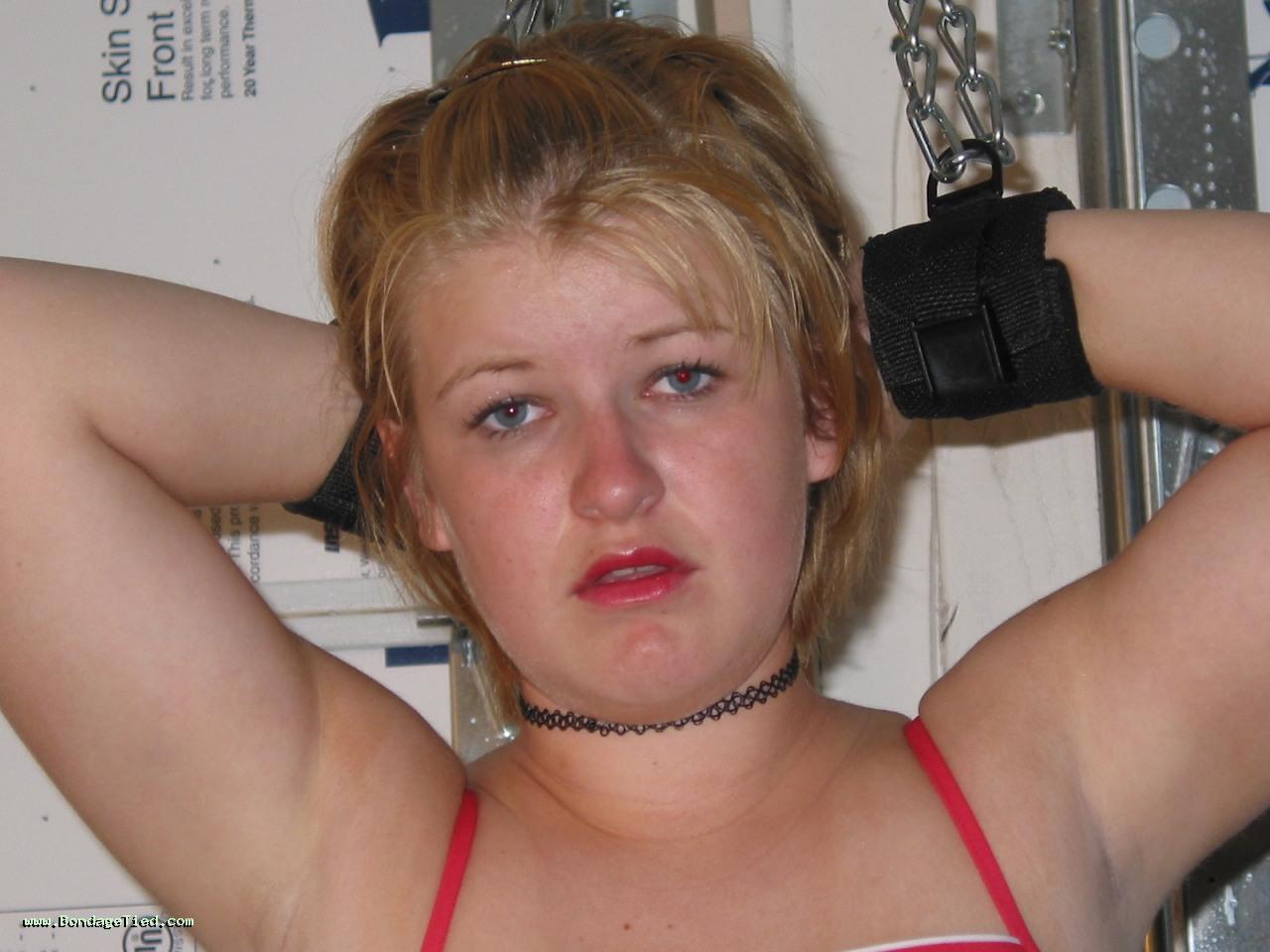 ぽっちゃり金髪 ボールギャグ 乳房露出