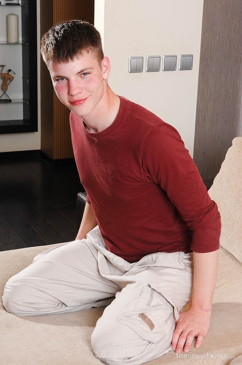 Schüchterner Schwuler Brünetter Dimitry Fingert Sein Arschloch Und Spielt Mit Seinem Schwanz