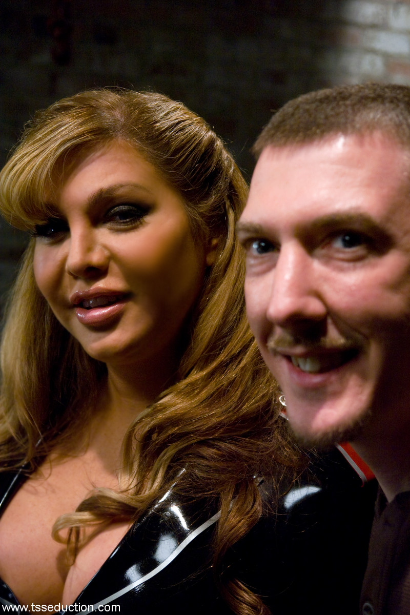 TS Соблазнение С Кармен Круз И Каспером Коксом XXX