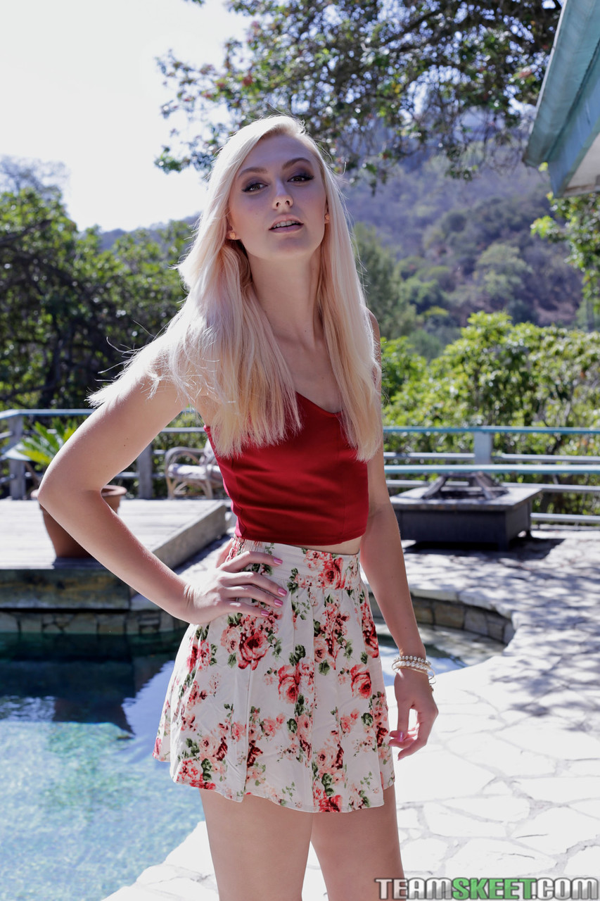 苍白金发少女 Alexa Grace 在户外炫耀晒黑的小屁股并分开双唇