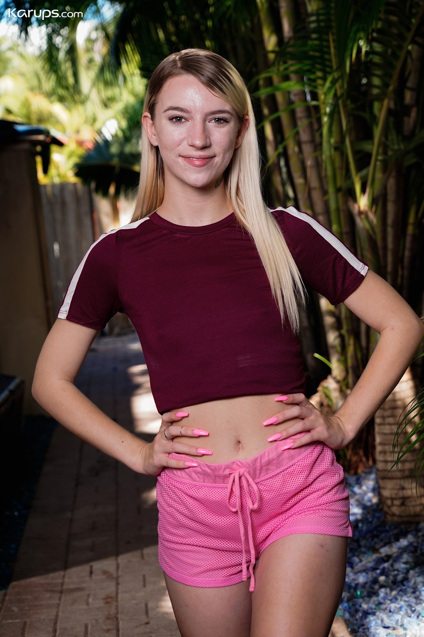 Loira Quente Jayden Black Tira A Roupa Para Mostrar Seios Minúsculos E Boceta Rosa Ao Ar Livre