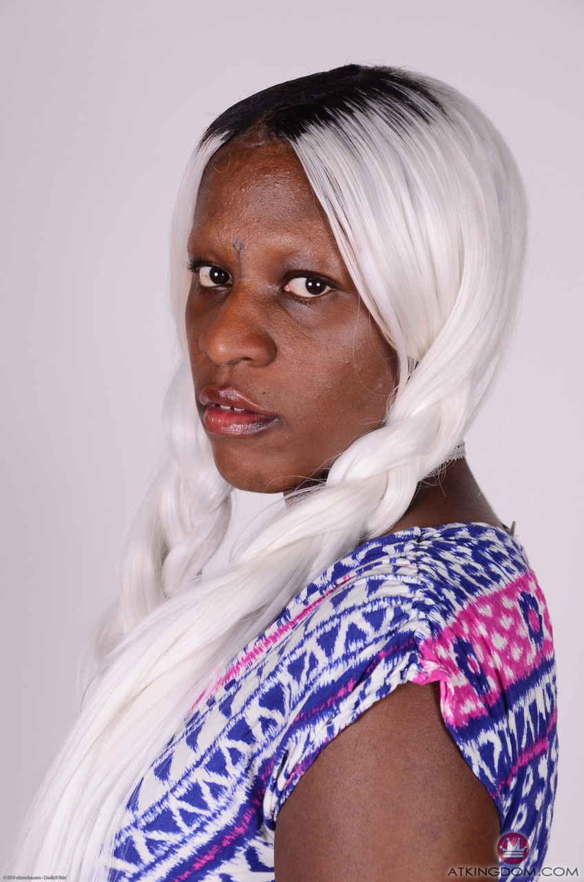 黒人アマチュアの女性オサがピンクのパンティーを脱いで毛深い陰部を見せる