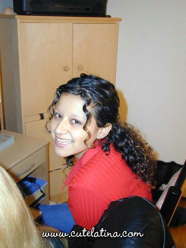 业余女同性恋者在床上使用振动器自慰后挥手