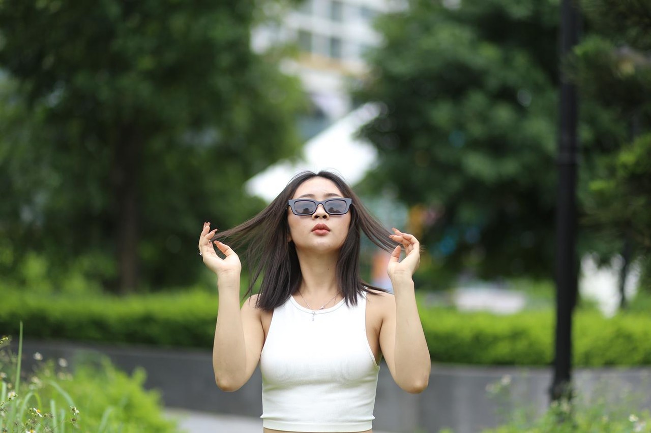 サングラスをかけた可愛いアジアの女の子ロージー・ナートレがセクシーな衣装でポーズ