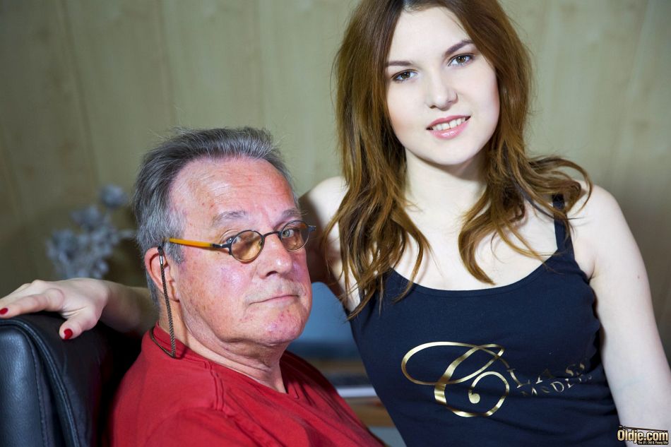 若い赤毛のアレグラが年上のスポンサーの小さなチ○コを喜ばせる