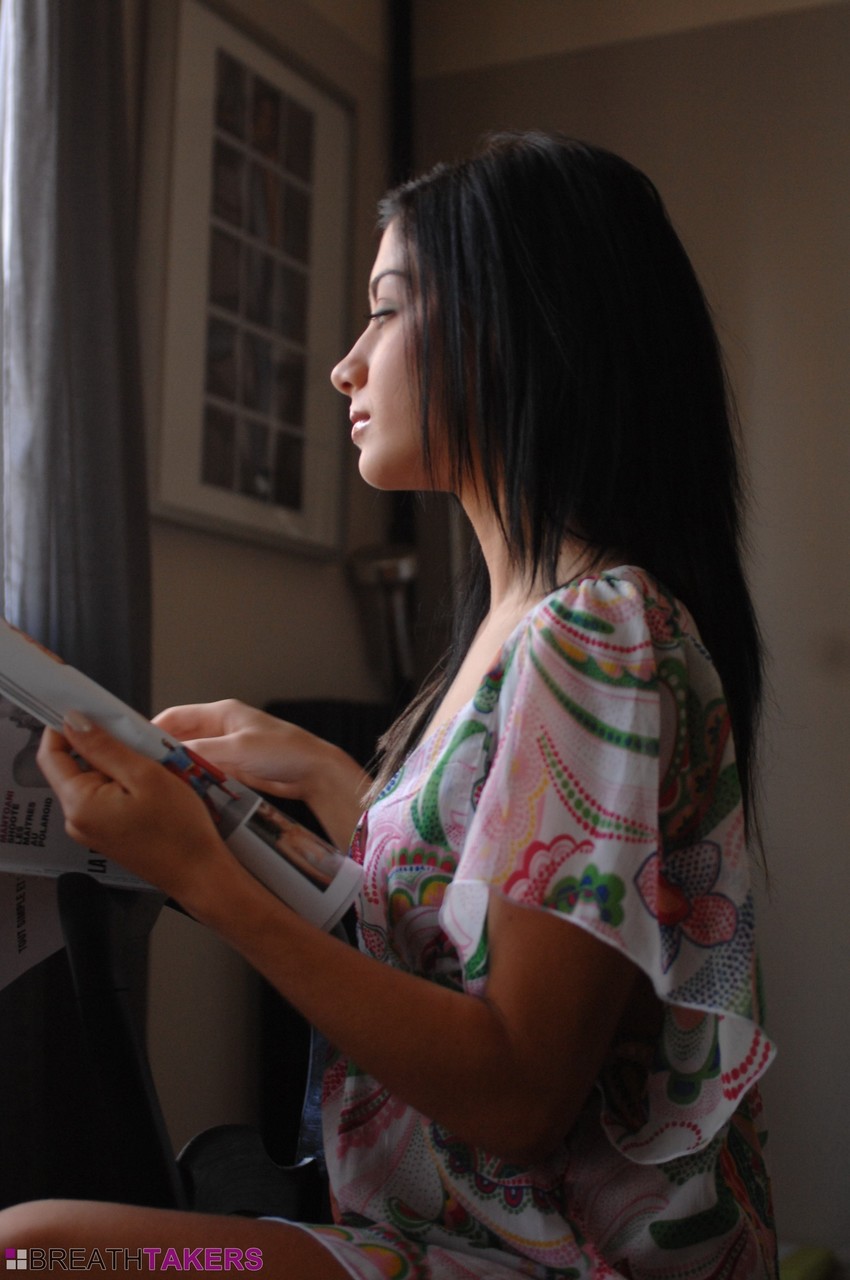 黒髪のソロ女性が綿の下着を脱いでトワーキングする前