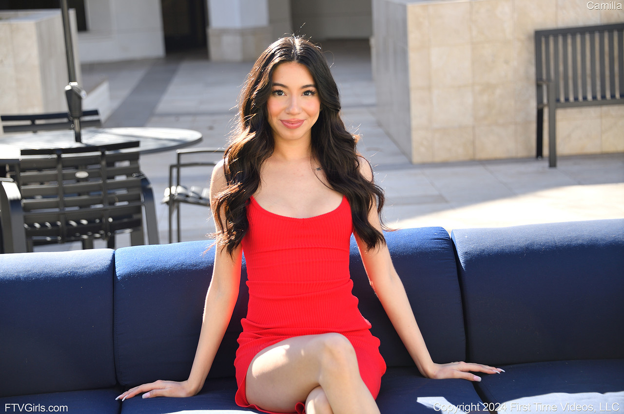 卡米拉掀起裙子玩弄她饥渴的蜜穴