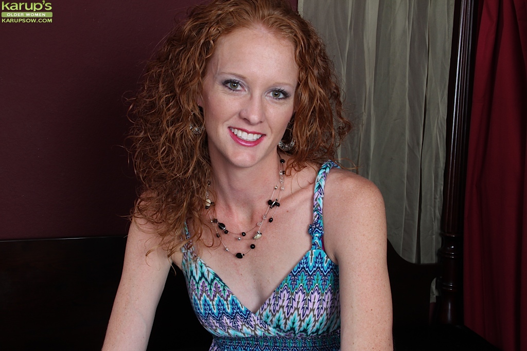 Lockige MILF Enthüllt Rutschige Kurven Und Spreizt Die Beine